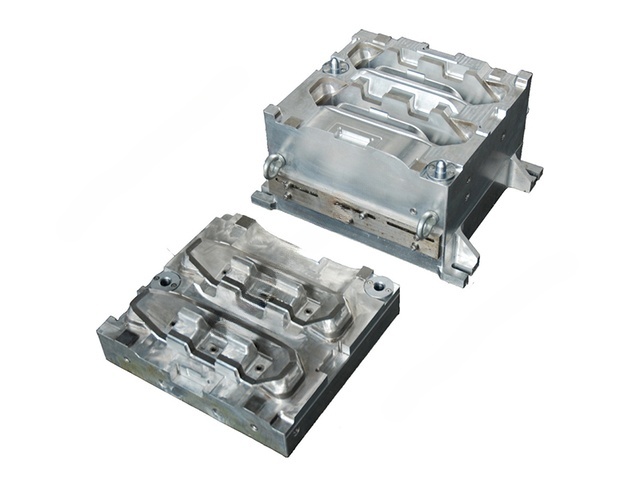 One-mould-two-cavity reinforcement block foaming mould